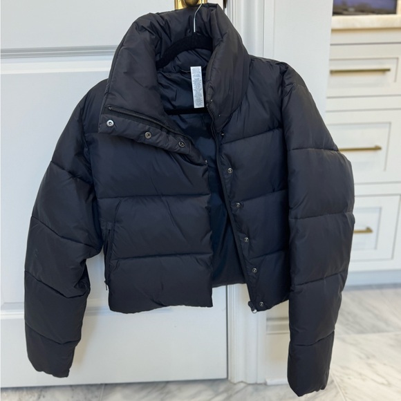 ALO YOGA GOLD RUSH PUFFER
BLACK
SIZE S
NWOT NEVER WORN - Picture 10 of 14